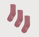 Organic Basics roze crew sokken in Rose Wood tint, flat-lay opname van drie paar duurzame sokken van biologisch katoen.